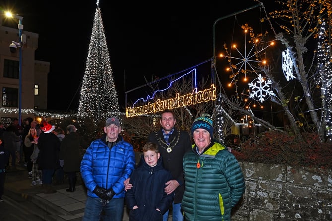 https://www.tenby-today.co.uk/tindle-static/image/2022/12/04/18/Saundersfoot%20Christmas%20Tree%20light%20on%20copy.jpg?width=669&height=445&crop=669:445