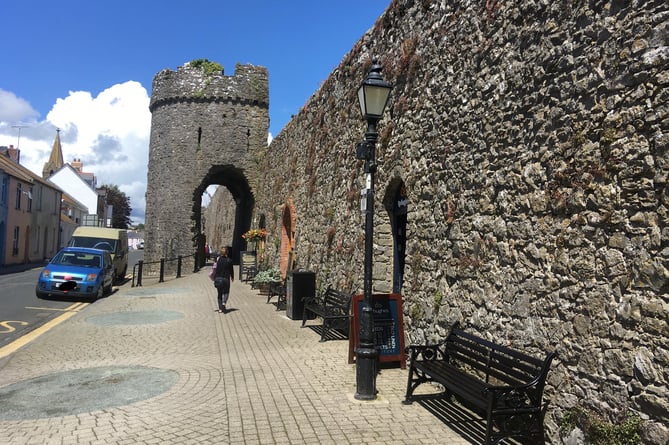 'Messy' town walls in need of some urgent TLC | tenby-today.co.uk