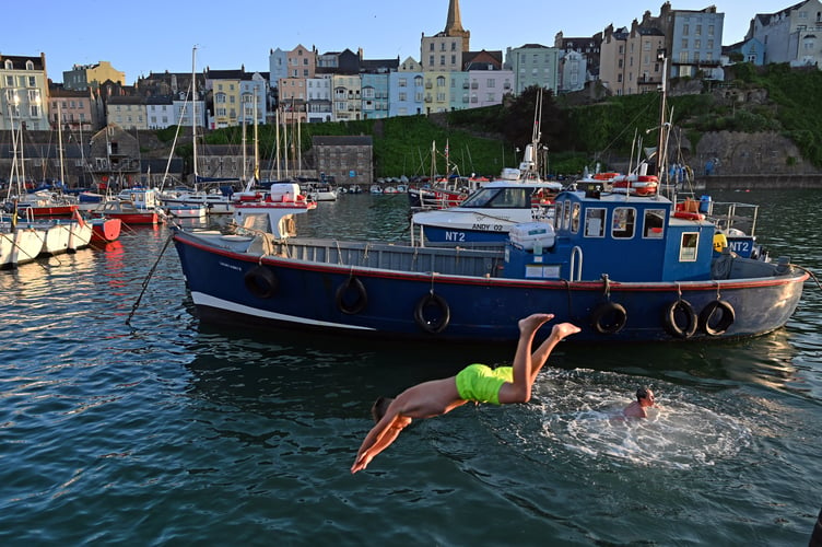 Tenby harbour tombstoning