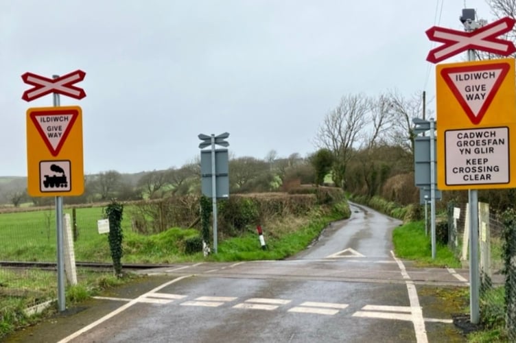 Beavers Hill open crossing between Manorbier and Lamphey stations