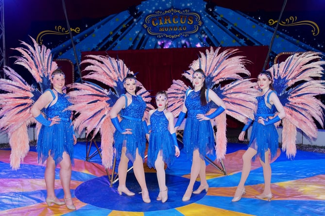 Circus Mondao showgirls