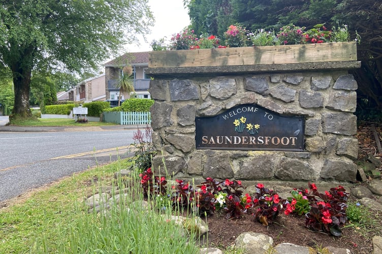 Saundersfoot sign