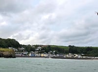 Tenby RNLI responds to people seemingly stranded on rocks