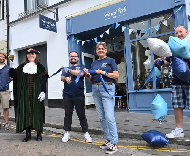 WATCH: Tenby’s Town Crier open new Weird Fish store in the town