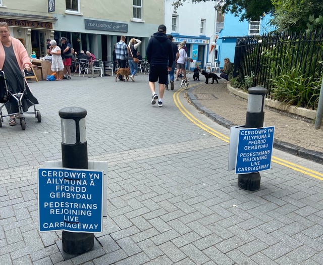 Obstructions forcing people onto the road, states Tenby's Deputy Mayor