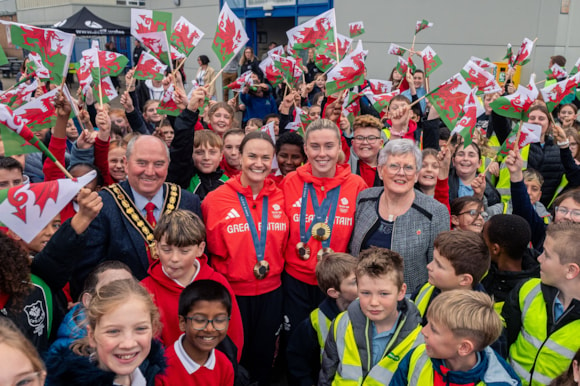 Carmarthenshire’s Olympic gold and bronze medal cyclists, Emma Finucane and Jessica Roberts have both received a hero’s welcome by pupils of their former schools at Carmarthen Leisure Centre.