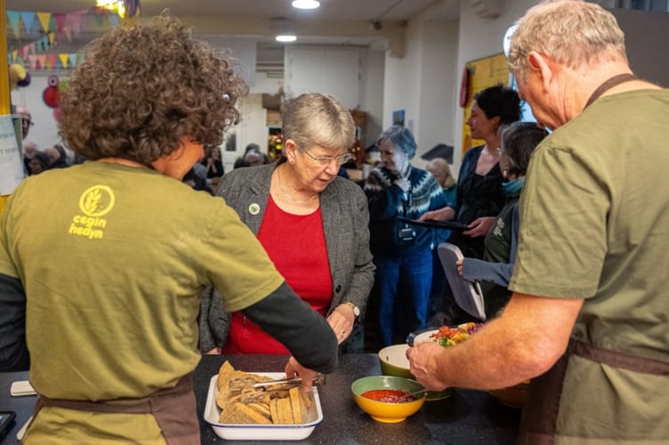 Wales’ Cabinet Secretary for Social Justice, Jane Hutt, recently visited a Pay What You Can Canteen and Community Kitchen in Carmarthenshire to announce that families and individuals across Wales struggling with the cost of food will receive vital support this winter through £1.7m of additional funding from the Welsh Government. 