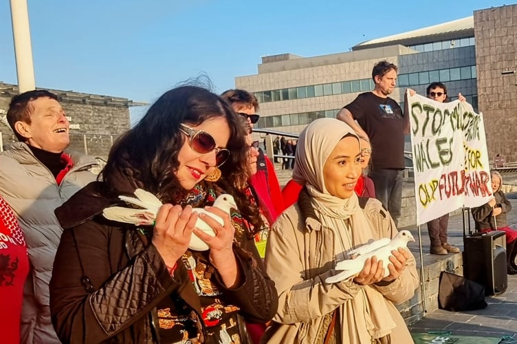 The events were followed by a televised Vigil for Peace on the steps of the Senedd where Ali Lochhead from CND Cymru spoke of the group’s vision for Wales as a nation of peace. Côr Cochion Choir sang and closed the event as two Peace Doves were released as a symbol of the promotion of peace.